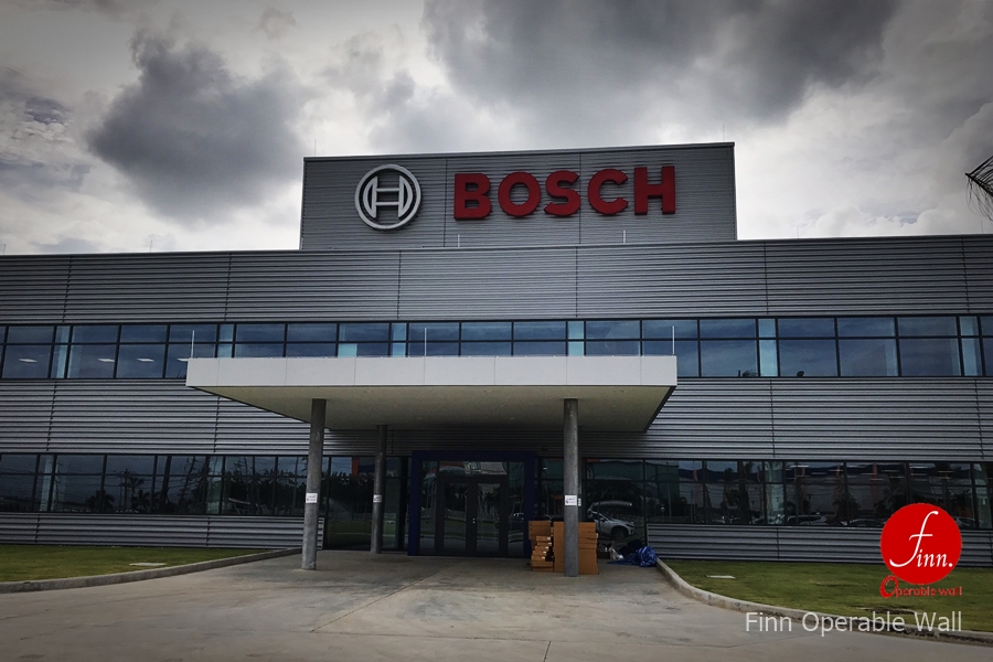 ผลงานผนังบานเลื่อนกระจกกันเสียงเคลื่อนที่ BOSCH@ระยอง โดย บริษัท ฟินน์ เดคคอร์ จำกัด ผนังบานเลื่อนกระจกกันเสียงเคลื่อนที่อเนกประสงค์ สำหรับห้องประชุม อบรม สัมมนา และจัดเลี้ยง