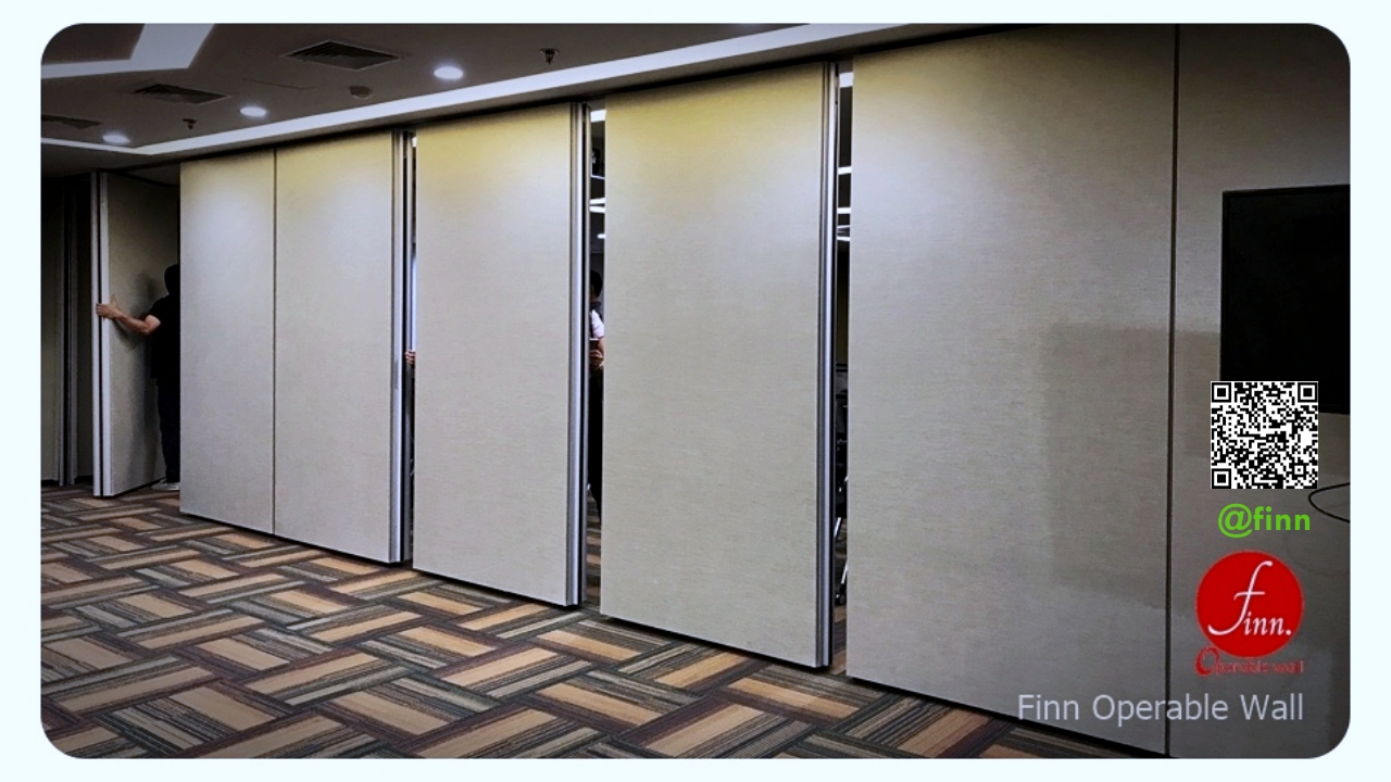 ผนังบานเลื่อนกั้นห้องกันเสียง FINN ใช้สำหรับห้องประชุม By FINN De'cor